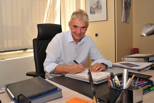 Claus Peitz am Schreibtisch